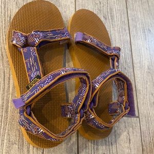 TEVA SIZE 6 WOMENS SANDAL